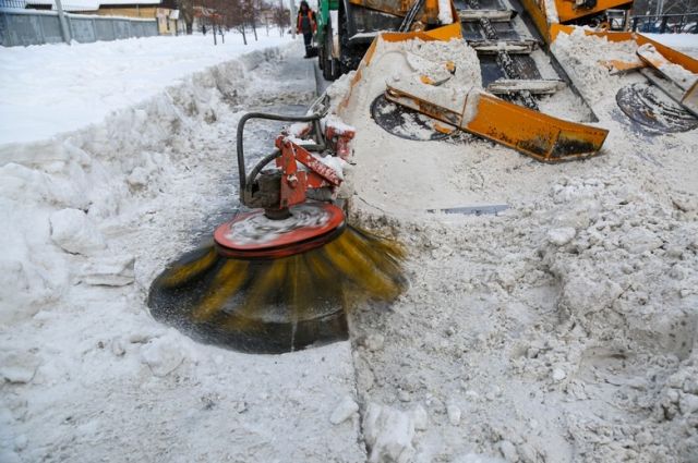 В Екатеринбурге улицы очищают от наледи и снежных заносов