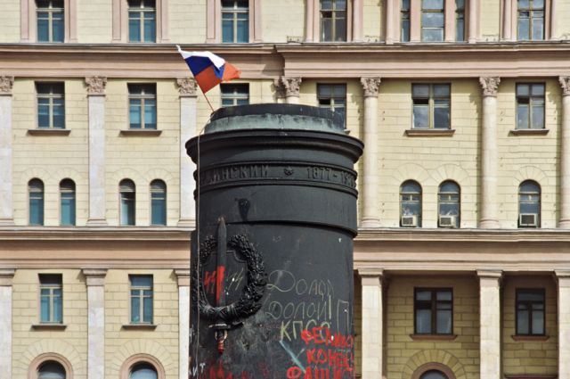 Демонтаж памятника Феликсу Дзержинскому на Лубянской площади.
