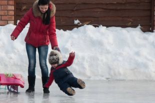 В Киеве из-за гололедицы травмировались 239 человек: подробности