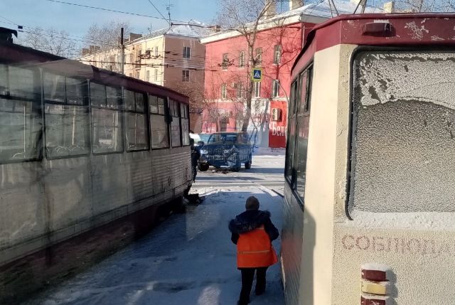 Автомобиль врезался в трамвай в Челябинске