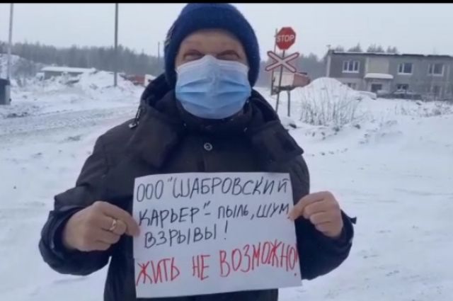 Жители Шабровского продолжают жаловаться на пыль и взрывы
