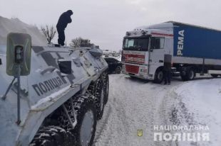 Непогода в Киеве: для ликвидации последствий задействовали БТР.