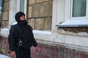 Шум ветра приняли за драку в подъезде.