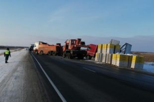 Груженая фура оказалась в кювете.