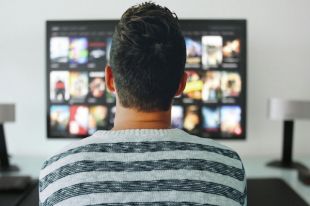 В преддверии 23 февраля рассказываем о телеканалах, которые точно понравятся ему.