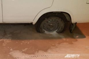Колёса автомобилей оказались скованы льдом.