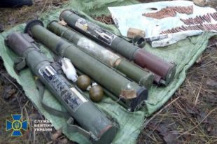 СБУ обнаружила тайник с гранатами и боеприпасами.