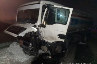 В Киевской области автомобиль столкнулся с грузовиком: есть пострадавшие.