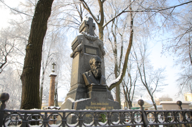 День памяти открыли возложением цветов к могиле Достоевского на некрополе мастеров искусств Александро-Невской лавре. 