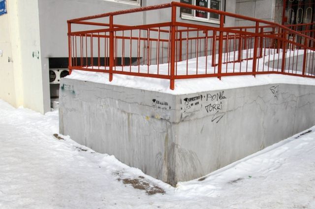 Незаконные надписи на фасадах искали в Промышленном районе Смоленска