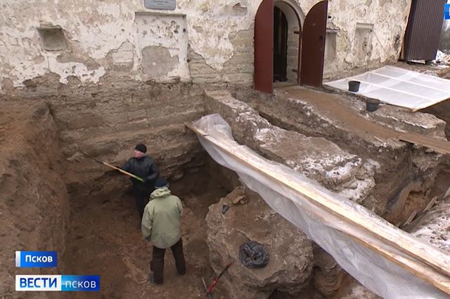 Ранее неизвестные помещения нашли псковские археологи в храме XVI века
