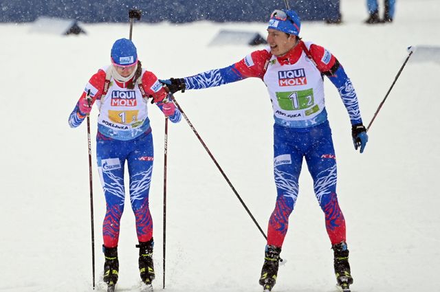 Слева направо: Светлана Миронова и Эдуард Латыпов (Россия) на дистанции смешанной эстафеты на чемпионате мира по биатлону в Поклюке.