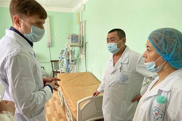 Министр здравоохранения Челябинской области Юрий Семенов беседует с врачами южноуральской больницы. Фото: пресс-служба регионального минздрава.