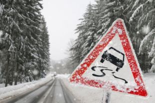 Водителей предупреждают о значительных осадках и гололедице в Украине.