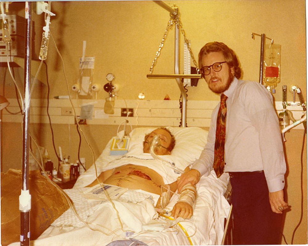 6 марта 1978 года нацист Джозеф Пол Франклин подкараулил Ларри и его адвоката и выстрелил в них из винтовки. Флинт выжил, но остался инвалидом-колясочником. За целую серию преступлений Франклина приговорили к смертной казни. Но Флинт просил власти сохранить ему жизнь.
