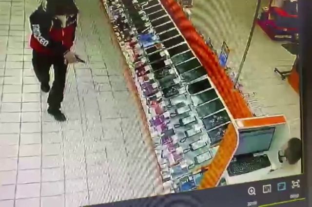 Мужчина, угрожавший пистолетом продавцу магазина, задержан в Пензе