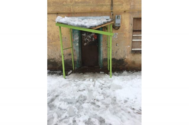 В Ульяновске упавшая с крыши снежная глыба проломила козырёк подъезда