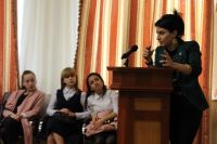 Залина Кусраева рассказывает школьникам о гипотезе Пуанкаре