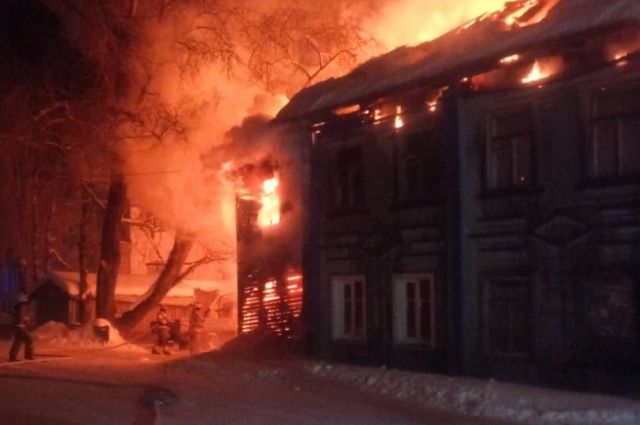 19 человек эвакуированы из горящего дома в Архангельской области