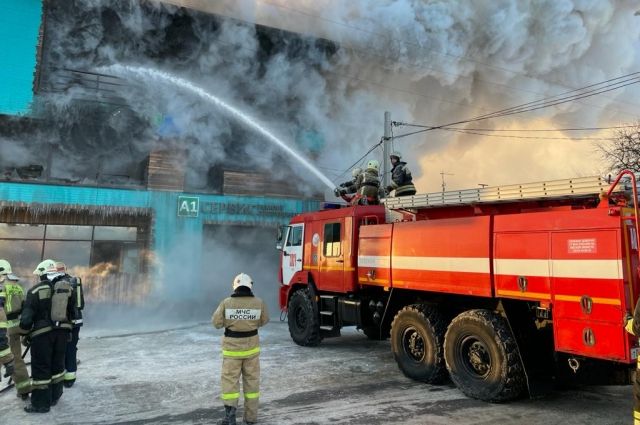 Пожарные потушили крупное возгорание в центре Омска