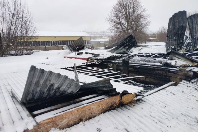 В Саратове сгорела крыша цеха в Заводском районе