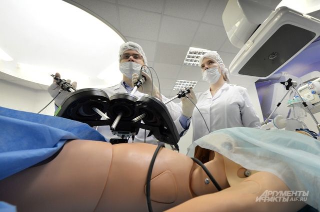 В симуляционном центре университета студенты учатся оперировать на манекенах.