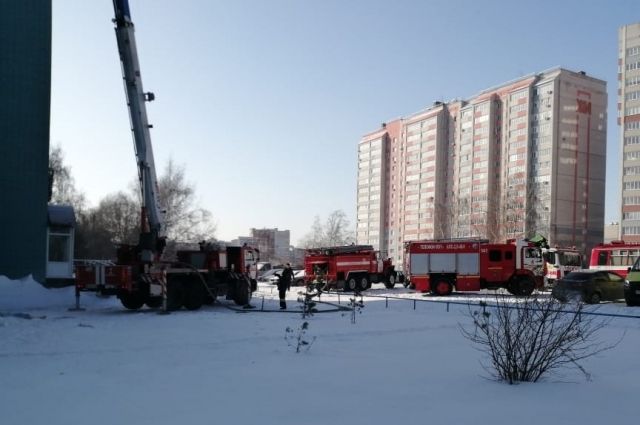В Барнауле женщина выпала с 12-го этажа во время пожара