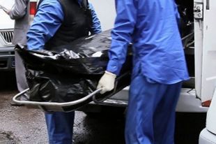 Распивали алкоголь: в Киеве 19-летний парень выпал с балкона многоэтажки