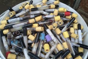 В двух областях Украины обнаружили свалки опасных медицинских отходов