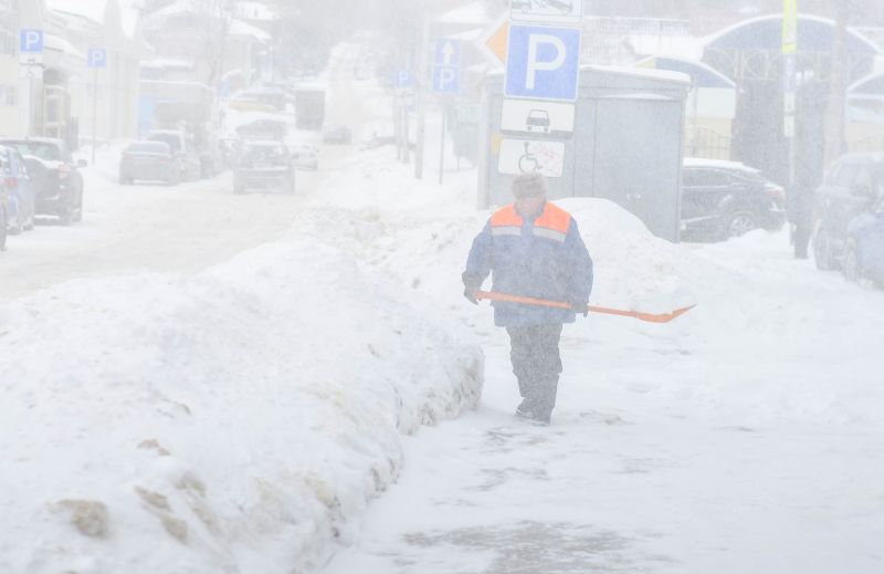 В начале февраля прошли сильные снегопады части. Снегопад в Тульской области. Очень сильный снег предупредительные мероприятия. Сильный снегопад в Переславле Залесском. Сильные снегопады в России примеры.