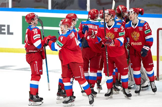 Сборная России по хоккею празднует победу над финнами в матче Евротура.