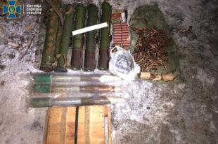 СБУ разоблачила мужчину на попытке сбыта гранат и взрывчатки.