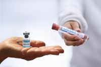 По словам исследователя, люди старшей возрастной группы могут не бояться ставить вакцину «ЭпиВакКорона» от центра «Вектор», поскольку проведенные исследования показали иммуногенность препарата для лиц старше 65 лет.
