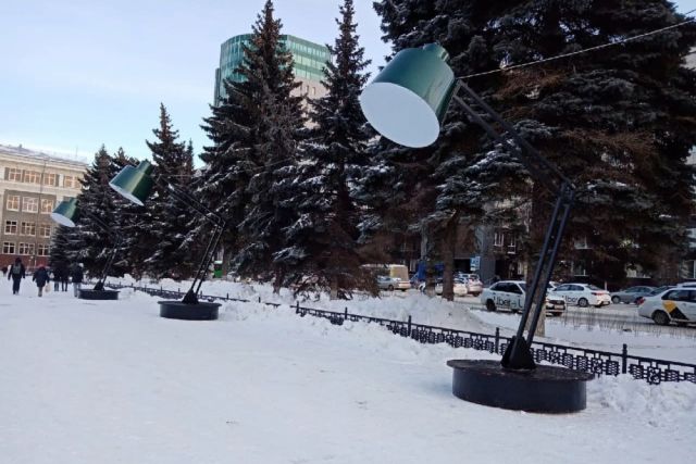 Гигантские настольные лампы вернули к публичной библиотеке в Челябинске