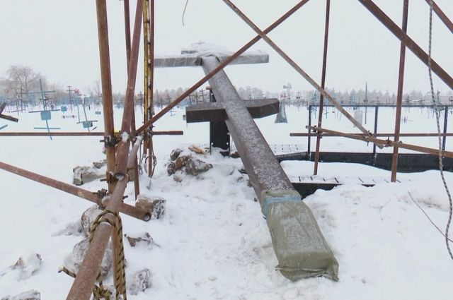Высота установленного в Оренбурге на братской могиле креста шесть метров.
