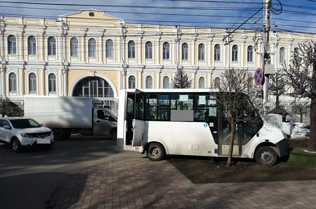 Маршрутка врезалась в столб в центре Ставрополя, пострадал пассажир