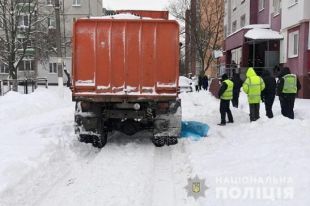 В Чернигове под колесами мусоровоза погибла женщина.