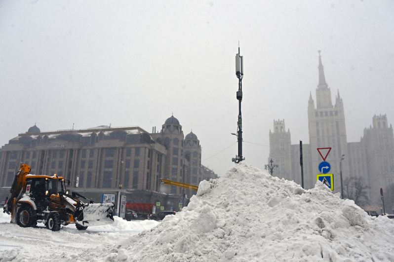 Работа снегоуборочной техники на Новинском бульваре в Москве.