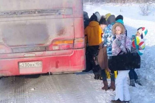 В Новосибирской области на морозной трассе сломался автобус Шерегеш-Омск