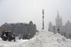Работа снегоуборочной техники на Новинском бульваре в Москве.