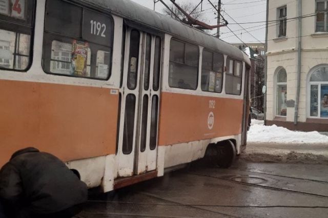 На перекрёстке в центре Ульяновска сошёл с рельсов старый трамвай