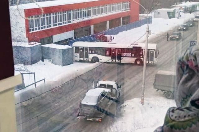 В Новосибирске автобус застрял, пытаясь объехать ДТП