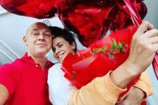 Настя Каменских показала, как празднует День святого Валентина.