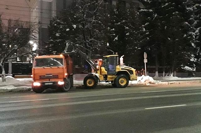 В Туле 14 февраля продолжается расчистка территорий от снега