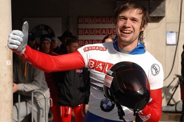 В паре с москвичкой Е. Никитиной он выиграл бронзу.
