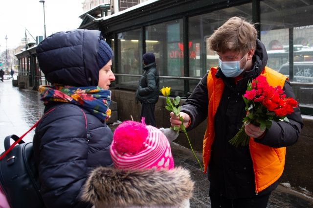 В Петербурге волонтеры дарили горожанам цветы