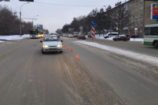 Переходившая дорогу женщина попала под машину.