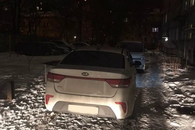 В Калининграде автомобиль при движении назад сбил пожилого человека