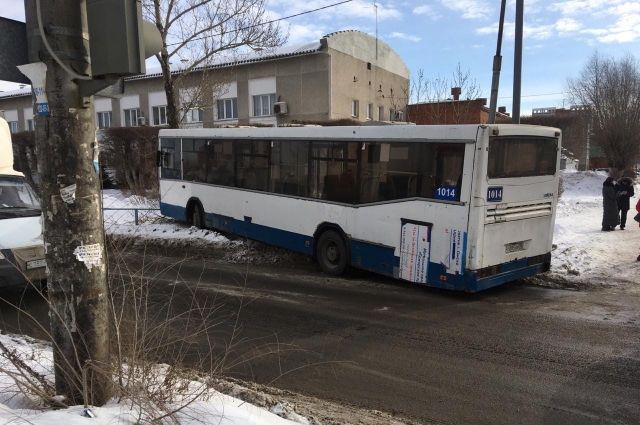 В центре Омска столкнулись автобус и трамвай с пассажирами
