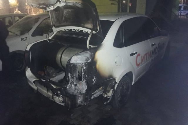 В центре Саратова подожгли два автомобиля такси